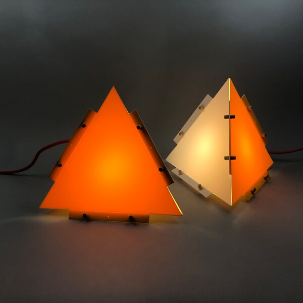 Paire de lampes couleur style origami facile à monter à poser ou à suspendre.Luminaire blanc et orange pour table de nuit.2 lampes de chevet