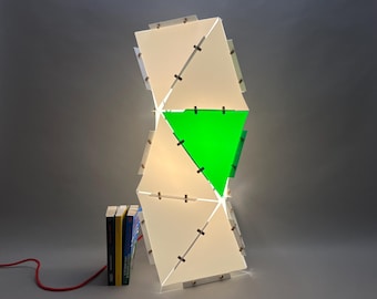 Columna de luz de color. Elegancia minimalista del diseño japonés. Iluminación versátil y ecológica: lámpara de mesa o lámpara colgante.