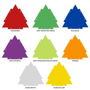 Pode incluir: Uma coleção de recortes em forma de árvore de Natal coloridos em vermelho, verde, azul, roxo, verde pistache, laranja, branco e amarelo. Cada árvore tem pequenos círculos brancos ao longo das bordas, e os nomes das cores estão escritos abaixo.