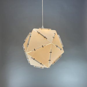 Lampada a sospensione dalle linee geometriche. Design in stile origami. Lampadario ecologico e modulare, facile da montare. Illuminazione morbida e uniforme.