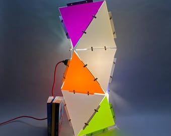 Columna de luz multicolor. Elegancia minimalista del diseño japonés. Luminaria versátil y ecológica: lámpara de mesa o lámpara colgante.