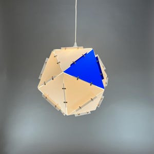 Lampada a sospensione sferica colorata con linee geometriche origami. Illuminazione creativa, ecologica e modulare. Illuminazione decorativa.