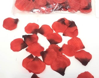 Rood kunstmatig rozenblaadje