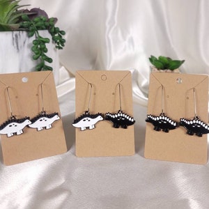 Brincos de dinossauro, brincos assimétricos em preto e branco, joias de dinossauro, brincos de fantasia, joias de esmalte de estegossauro de dinossauro