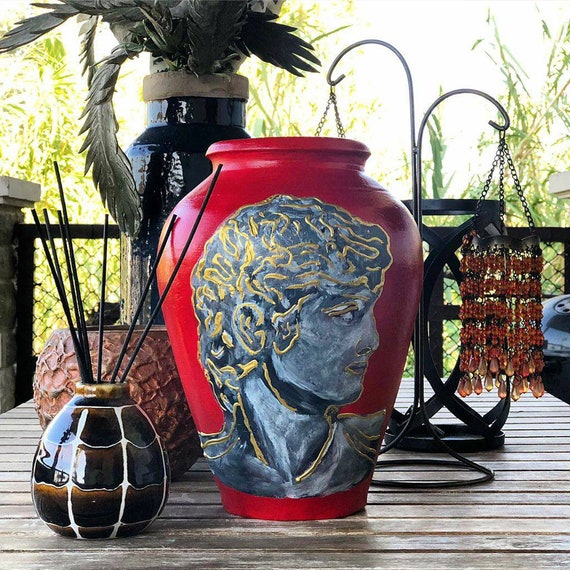 手描きの装飾花瓶、赤、古典的な彫刻デザイン - Etsy 日本