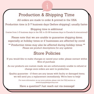 Op de afbeelding: Een roze en witte afbeelding met tekst die de productie- en verzendtijden en het beleid van de winkel beschrijft. De tekst bevat informatie over orderverwerking, verzendtijden en de garantie van de winkel. De afbeelding bevat ook een websiteadres.
