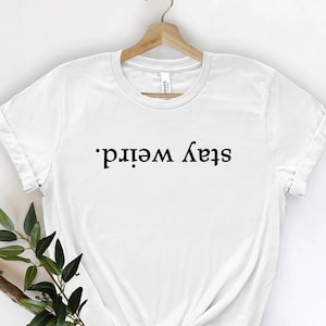 Chemise Reste bizarre, chemise sarcastique, chemise maladroite, chemise de tous les jours, chemise sarcasme, chemise introvertie, t-shirt socialement gênant, chemise étrange image 1