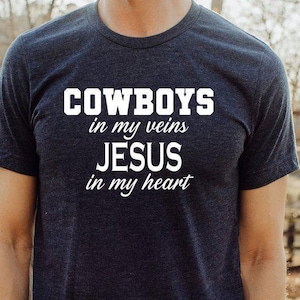 Camisa vaquera, camisa del oeste americano, camisa para amantes de Texas, regalo para amantes del campo, camisa vaquera de Dallas, vaqueros en mis venas, Jesús en mi corazón