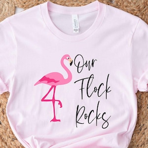 Camiseta de flamencos Our Flock Rocks, camiseta de flamencos, camiseta de Hola Verano, camiseta para amantes de los animales, regalo para amantes de los flamencos, camiseta de despedida de soltera con flamencos