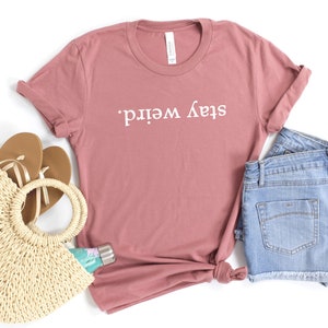 Chemise Reste bizarre, chemise sarcastique, chemise maladroite, chemise de tous les jours, chemise sarcasme, chemise introvertie, t-shirt socialement gênant, chemise étrange image 2