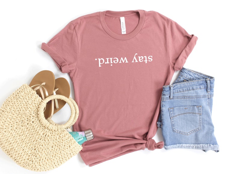 Chemise Reste bizarre, chemise sarcastique, chemise maladroite, chemise de tous les jours, chemise sarcasme, chemise introvertie, t-shirt socialement gênant, chemise étrange image 2