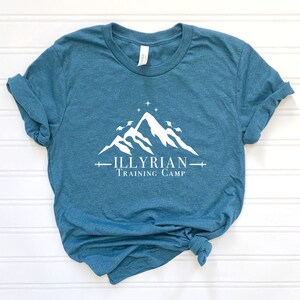 Illyrisches Trainingslager Shirt, Nachtgericht Shirt, Illyrer Acotar Shirt, Camping Shirt, Geschenk für Leser T-Shirt, Bücherwurm Shirt, illyrische Mama T-Shirt Bild 2