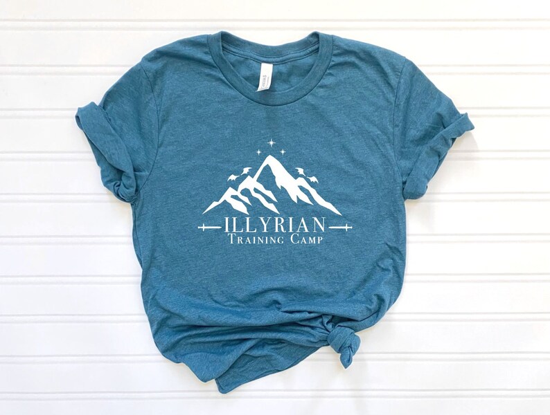 Illyrisches Trainingslager Shirt, Nachtgericht Shirt, Illyrer Acotar Shirt, Camping Shirt, Geschenk für Leser T-Shirt, Bücherwurm Shirt, illyrische Mama T-Shirt Bild 2