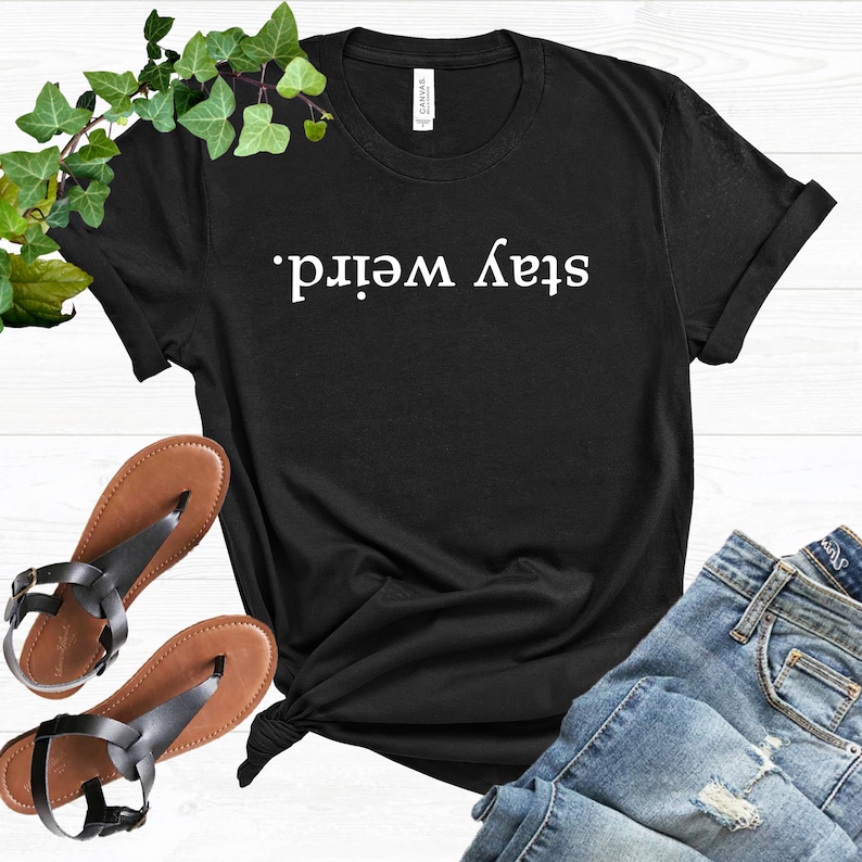 Chemise Reste bizarre, chemise sarcastique, chemise maladroite, chemise de tous les jours, chemise sarcasme, chemise introvertie, t-shirt socialement gênant, chemise étrange image 3