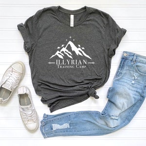 Illyrisches Trainingslager Shirt, Nachtgericht Shirt, Illyrer Acotar Shirt, Camping Shirt, Geschenk für Leser T-Shirt, Bücherwurm Shirt, illyrische Mama T-Shirt Bild 3