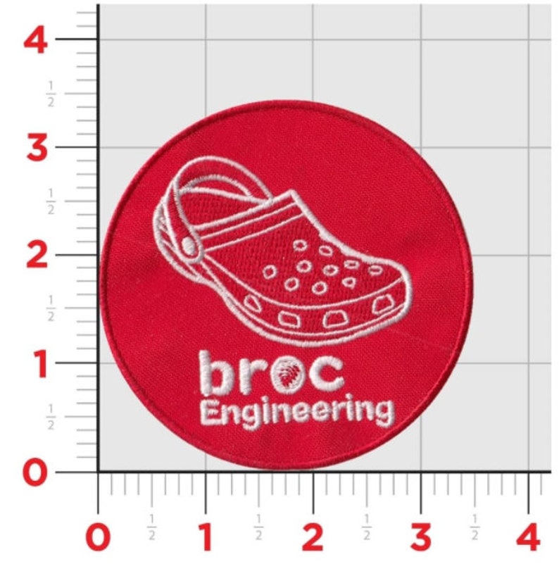 K&ouml;nnte beinhalten: Runder, gestickter Aufn&auml;her in Rot mit einer wei&szlig;en Umrandung eines Clogs und dem Text "broc Engineering".