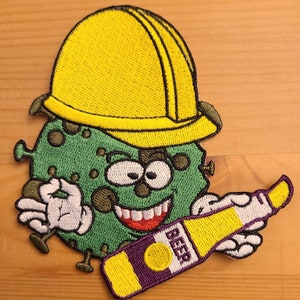 Könnte beinhalten: Grüner Cartoon-Virus mit gelber Bauarbeitermütze und einer gelben Flasche mit dem Wort "BEER" darauf.
