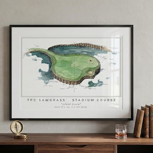 Può includere: Stampa ad acquerello incorniciata dell'Island Green del campo Stadium del TPC Sawgrass, buca 17. L'opera presenta un campo da golf verde circondato dall'acqua, con una bandiera rossa. La stampa è in una cornice nera.