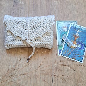 Peut inclure: Ensemble de trois tasses en céramique avec une finition mate et mouchetée. Les tasses sont de couleur crème, gris clair et gris foncé. Chaque tasse a un design simple et minimaliste.