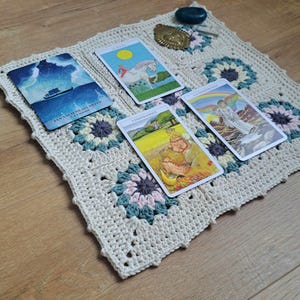 Crochet tarot reading mat / crochet decorative mat / crochet placemat