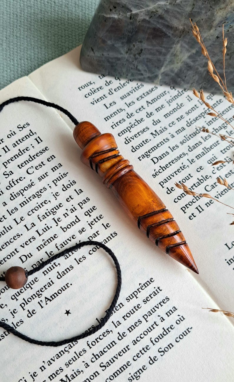 Thoth-Pendel aus beschwertem, gebeiztem und graviertem Buchsbaumholz Bild 9