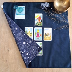 Grand tapis de tirage oracles et tarots en velours 60x60cm