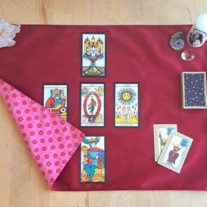 Tapis de tirage oracles et tarots en velours rouge / autel