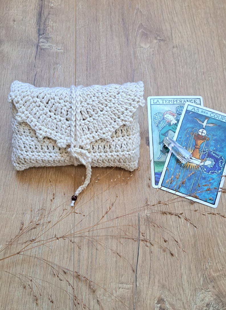 Peut inclure: Ensemble de trois tasses en céramique avec une finition mate et mouchetée. Les tasses sont de couleur crème, gris clair et gris foncé. Chaque tasse a un design simple et minimaliste.