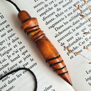 Thoth-Pendel aus beschwertem, gebeiztem und graviertem Buchsbaumholz Bild 3