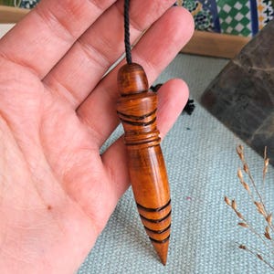 Thoth-Pendel aus beschwertem, gebeiztem und graviertem Buchsbaumholz Bild 2