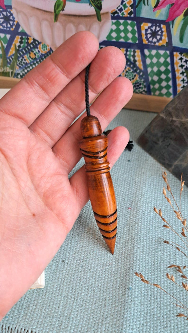 Thoth-Pendel aus beschwertem, gebeiztem und graviertem Buchsbaumholz Bild 2