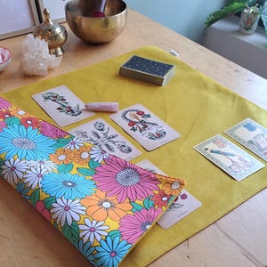 Tapis de tirage oracles et tarots en velours jaune / autel