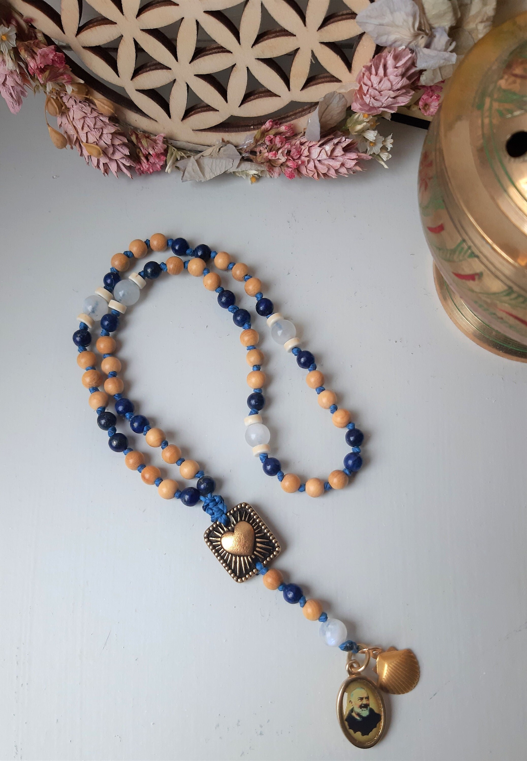 Mini Rosaire/Chapelet en Bois de Santal, Lapis Lazuli et Pierre Lune Padre Pio Coquille St Jacques