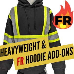 Può includere: Felpa con cappuccio nera pesante con strisce riflettenti gialle e grigie. La felpa ha un cappuccio con coulisse e un'ampia etichetta gialla che dice "HEAVYWEIGHT & FR HOODIE ADD-ONS".
