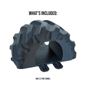 Peut inclure: Un tunnel de pneu noir avec un motif de bande de roulement textur&eacute;. Le tunnel a une ouverture arqu&eacute;e et deux petites languettes &agrave; la base. Le texte "WHAT'S INCLUDED:" et "ONE (1) TIRE TUNNEL" sont affich&eacute;s en noir.