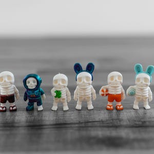 Articulating Mini Halloween Skeletons (Set of 6) – Cute 3D Printed Desk Toy for Stress Relief | Eco-Friendly | Fun Seasonal Desk Decorations