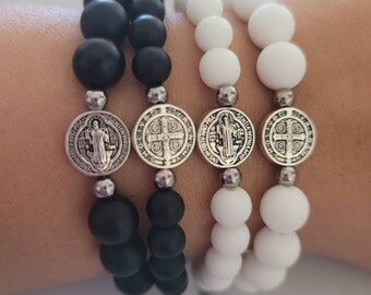 Pulsera con dijes de San Benito