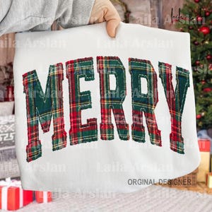 Puede incluir: Una sudadera blanca con la palabra MERRY en letras grandes de estilo bloque. Las letras est&aacute;n confeccionadas con una tela de cuadros verde, roja y amarilla con un acabado de aplique de bordes deshilachados, creando textura en el pecho.