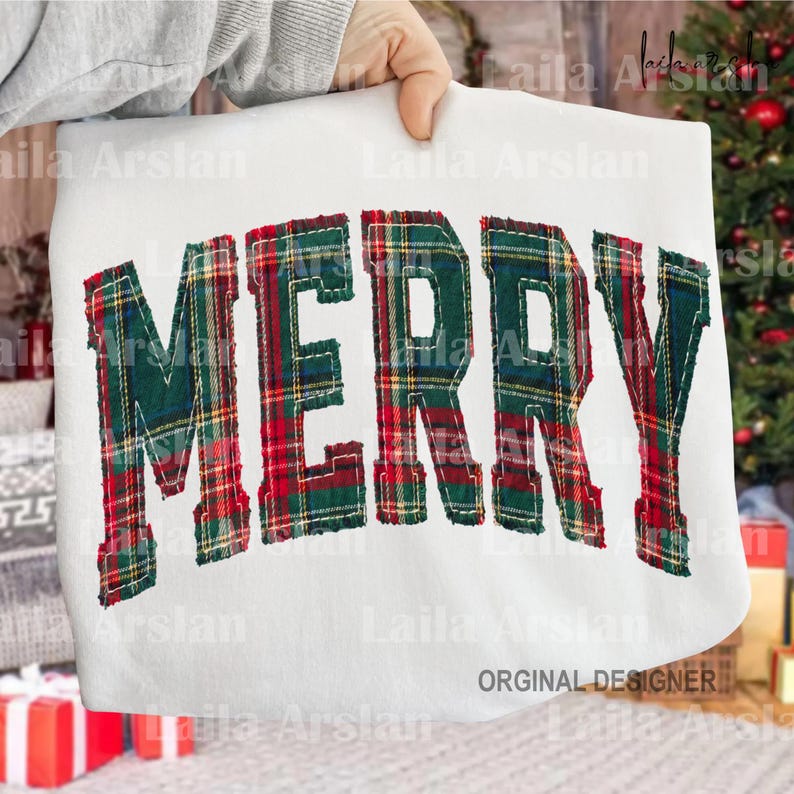 Puede incluir: Una sudadera blanca con la palabra MERRY en letras grandes de estilo bloque. Las letras est&aacute;n confeccionadas con una tela de cuadros verde, roja y amarilla con un acabado de aplique de bordes deshilachados, creando textura en el pecho.