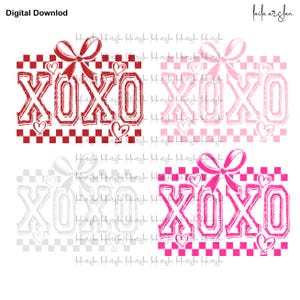 Puede incluir: Una descarga digital de tres variaciones de un dise&ntilde;o gr&aacute;fico que presenta el texto "XOXO" en un esquema de color rojo, rosa y blanco. El texto est&aacute; en una fuente en negrita y en bloque y est&aacute; rodeado de un patr&oacute;n a cuadros y corazones. Cada dise&ntilde;o incluye un lazo rosa.