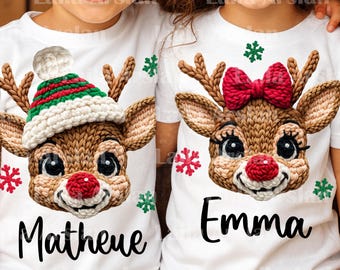 Puede incluir: Dos camisetas blancas con caras de reno y nombres. Un reno tiene un gorro verde y blanco, el otro un lazo rojo. Ambos tienen cuernos marrones, narices rojas y ojos negros. El nombre "Matheue" está en una camiseta y "Emma" en la otra.