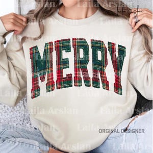 Puede incluir: Una sudadera de cuello redondo color crema con la palabra MERRY en letras grandes de estilo bloque. Las letras est&aacute;n rellenas con un patr&oacute;n de cuadros rojo, verde y amarillo y tienen una textura de tela deshilachada en el frente.