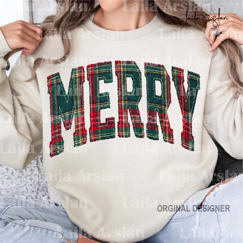 Puede incluir: Una sudadera de cuello redondo color crema con la palabra MERRY en letras grandes de estilo bloque. Las letras est&aacute;n rellenas con un patr&oacute;n de cuadros rojo, verde y amarillo y tienen una textura de tela deshilachada en el frente.