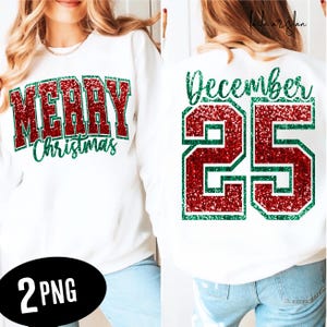 Op de afbeelding: Witte sweatshirt met "MERRY Christmas" in rode glitterletters omlijnd met groen op de voorkant. De achterkant heeft "December 25" in groene letters en rode glittercijfers. Een feestelijk vakantieontwerp.