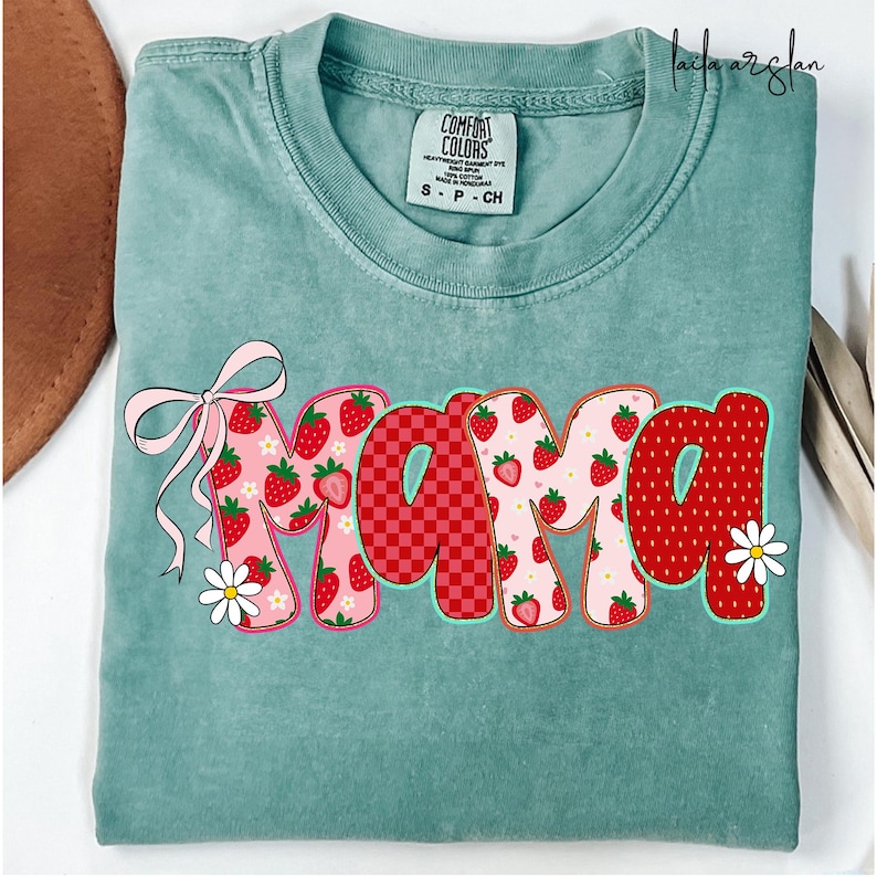 Mama Mini Strawberry Png, Söt Strawberry Floral Coquette rosett Sommar Mama Png, Mors dag Png Custom Preppy Mama Mom Summer Sublimation bild 3