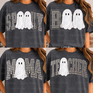 Pode incluir: Uma t-shirt cinzento-carvão com um design gráfico que inclui ilustrações de fantasmas brancos e letras axadrezadas a preto e branco. Os designs incluem as palavras SPOOKY, BOO, MAMA e TEACHER, com fantasmas integrados nas letras.
