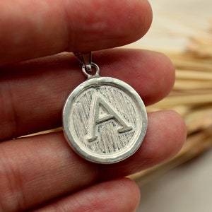 Ein Buchstabe Silber Anhänger, Silber Anhänger, geschnitzten Glas Anhänger, griechische Antike Neo-klassische, personalisierte Geschenk für sie