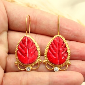 Pendientes colgantes de coral con hojas talladas en plata de ley 925k, pendientes de coral pera en plata, regalo para mamá, regalo para ella, joyería hecha a mano
