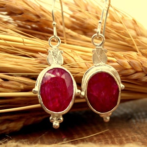 Orecchini rubino, orecchini in argento con rubino naturale, orecchini pendenti con pietre preziose rubino, regali personalizzati per la mamma, madreperla, regalo per lei