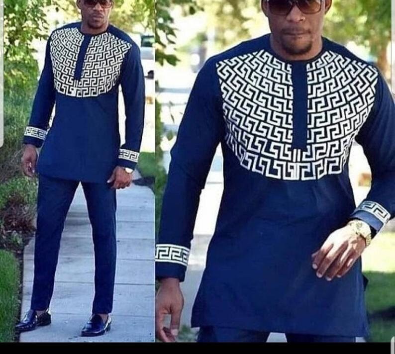 Puede incluir: Una camisa azul de manga larga con un patr&oacute;n geom&eacute;trico blanco. La camisa tiene cuello y cierre de botones. La camisa se lleva con pantalones azules a juego.